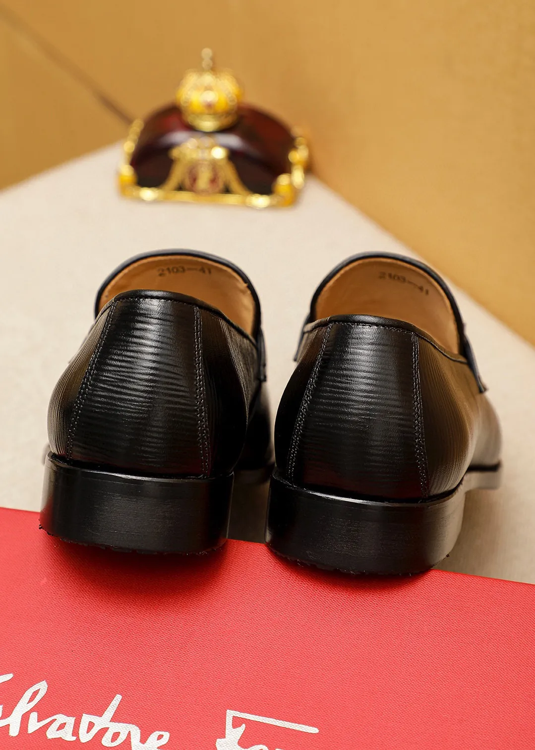 Men's shoes 💰460 💐 Product trademark: Ferragamo "Ferragamo" casual leather shoes Regular size: 38-44 (45.46🉑️customized) Product materials: Selected imported first-layer open-edge beaded cowhide floral upper + luxury hardware buckle, imported water-dyed cowhide leather lining. Strong three-dimensional visual effect, original outsole color: 2⃣️seed leather materials optional